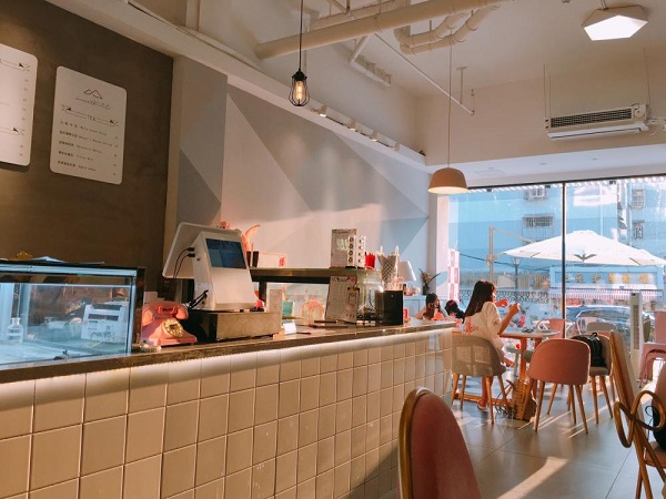 女生適合開的三種店：零食加盟店、甜品店?、鮮花店?