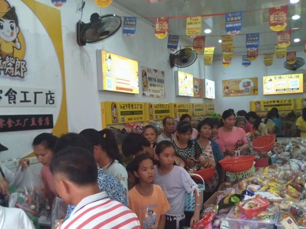 在零食加盟店的經(jīng)營中，不要曲解“把客戶當上帝”的意思